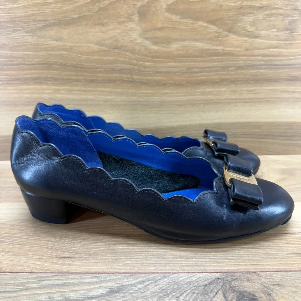 Salvatore Ferragamo Vara‎ Shell Pumps 7 D Black Leather Scalloped Low Heel